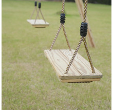 Holzschaukel mit Seilen im Garten