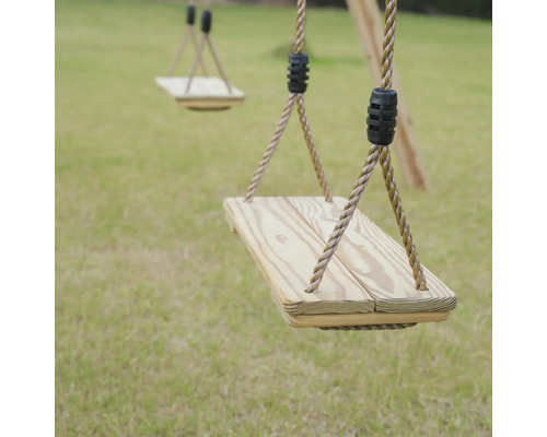 Holzschaukel mit Seilen im Garten