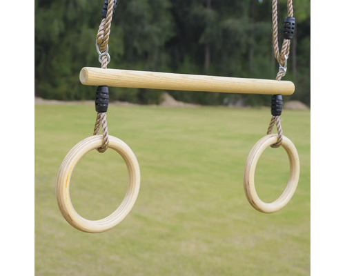 Gymnastikringe aus Holz mit Querstange und Seilaufhängung