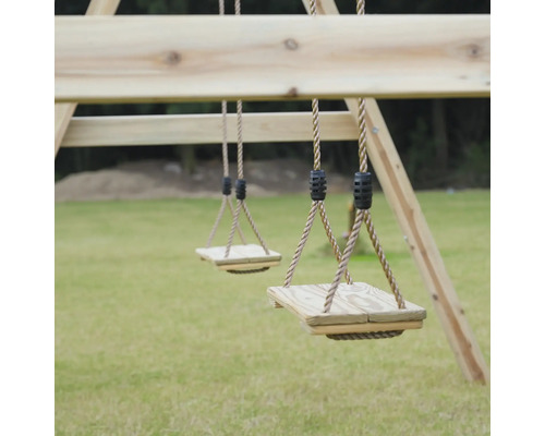 Detailansicht einer Holzschaukel mit Seilaufhängung an einem Schaukelgerüst.