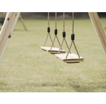 Holzschaukel mit Seilaufhängung auf Spielplatz