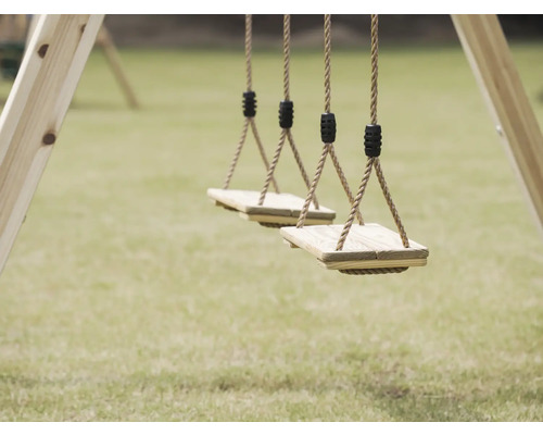 Holzschaukel mit Seilaufhängung auf Spielplatz