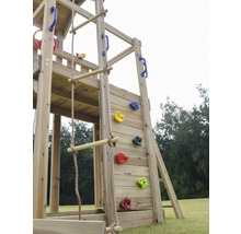 Detailansicht eines Spielturms mit Kletterwand und Strickleiter für den Aussenbereich.
