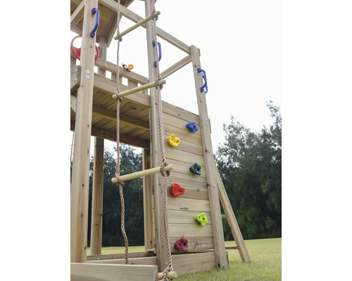 Detailansicht eines Spielturms mit Kletterwand und Strickleiter für den Aussenbereich.