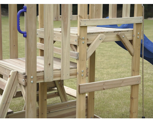Detailansicht eines Holzspielturms mit blauen Griffen und Rutsche.