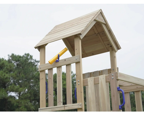 Detailansicht eines Spielturms mit Holzdach und gelbem Teleskop