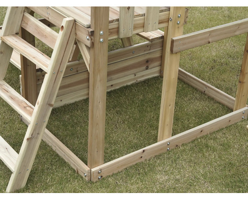 Detailansicht eines Spielturms aus Holz mit Leiter
