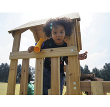 Des enfants jouent sur une tour de jeu en bois avec toboggan et balançoire dans le jardin.