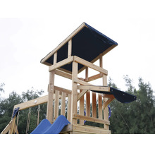 Detailansicht eines Spielturms aus Holz mit Rutsche und Schaukel