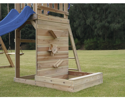 Spielturm aus Holz mit Rutsche, Kletterwand, Sandkasten und Schaukel