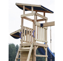 Detailansicht eines Holzspielturms mit Leiter, Rutsche und Dach
