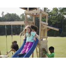Spielplatz mit Rutsche, Schaukeln und mehreren spielenden Kindern.