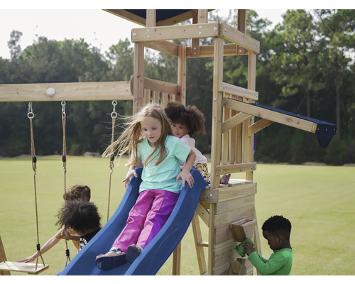 Spielplatz mit Rutsche, Schaukeln und mehreren spielenden Kindern.