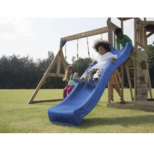 Spielplatz mit Schaukel, Kletterwand und Rutsche im Garten