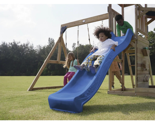 Spielplatz mit Schaukel, Kletterwand und Rutsche im Garten