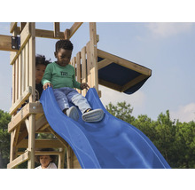 Kinder spielen auf einem Holzspielturm mit Rutsche im Freien
