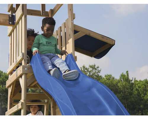 Kinder spielen auf einem Holzspielturm mit Rutsche im Freien