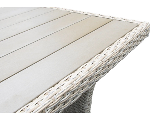 Vue détaillée d''un plateau de table de jardin avec structure en rotin