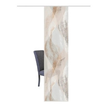 Echarpes décoratives à motifs à côté d''une chaise