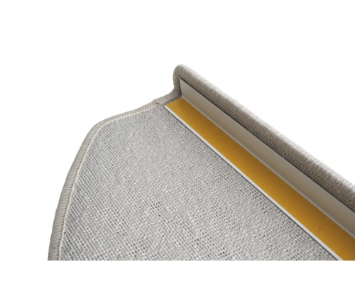 Detailaufnahme einer Treppenstufe mit Teppich und Montageband