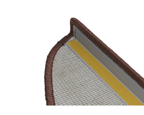 Detail einer Treppenstufe mit braunem Kantenschutz und Befestigungsband