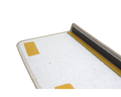 Detailansicht einer Teppichstufenmatte mit Klebestreifen und Winkel