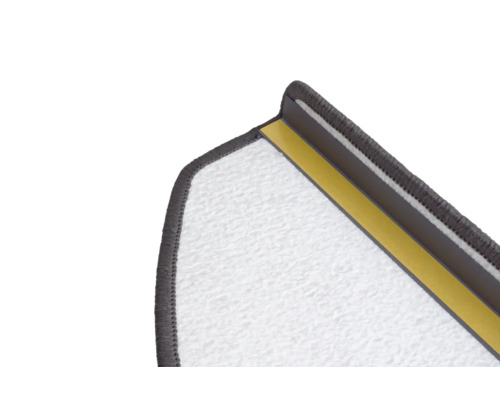 Detailansicht einer Treppenstufe mit Treppenläufer und Montageband