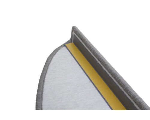 Detail einer Teppichstufenmatte mit Klebestreifen