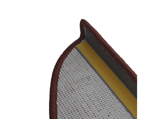 Vue détaillée d''un profilé d''arête d''escalier avec une surface antidérapante