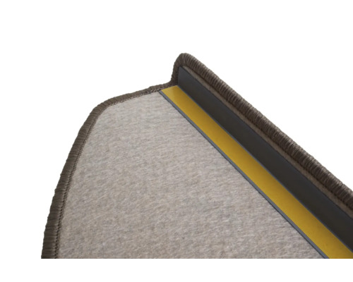 Detailansicht einer Teppichstufenmatte mit Befestigungsstreifen