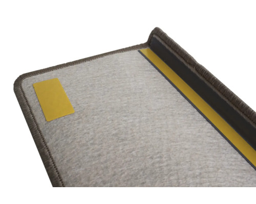 Detail einer Teppichstufenmatte mit Klebestreifen zur Befestigung