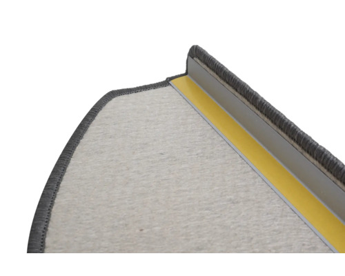 Detailansicht einer Treppenstufe mit Teppich und Kantenschutz