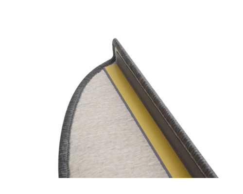 Detailansicht einer Treppenstufe mit Teppich