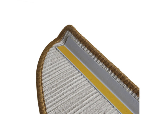 Detailansicht einer Teppichkante mit Übergangsprofil