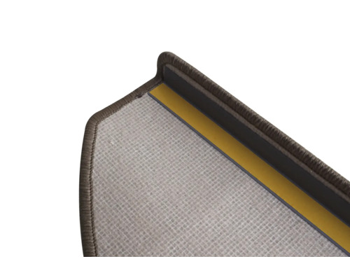 Vue détaillée d''une contremarche de tapis avec protection des bords et bandes adhésives