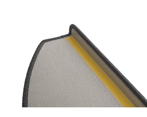 Detail einer Treppenstufe mit Teppich und Klebestreifen