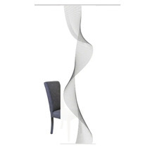 Écharpe décorative avec motif ondulé devant une chaise