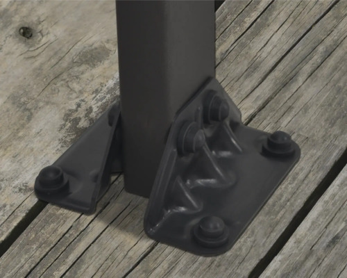 Vue détaillée d''un poteau métallique avec fixation au pied sur une surface en bois