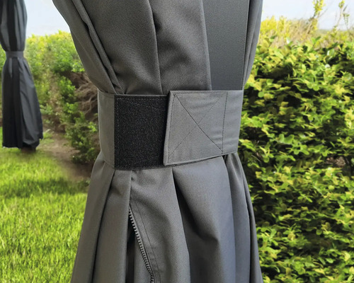 Gros plan sur un rideau latéral de pavillon avec fermeture velcro