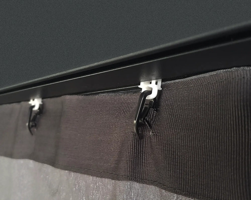 Gros plan d''une suspension de rideau avec des patins dans un rail