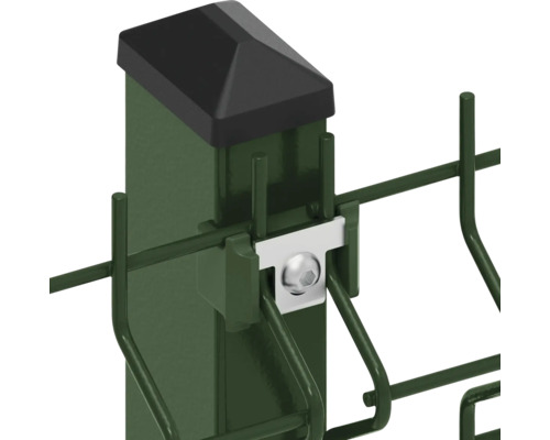 Gros plan d''un poteau de clôture avec capuchon et éléments de fixation pour un grillage
