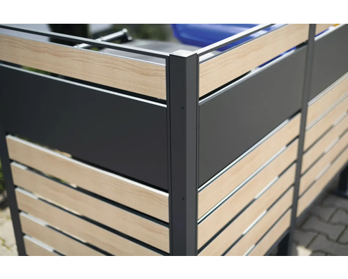 Sichtschutzzaun aus Aluminium und Holzlatten