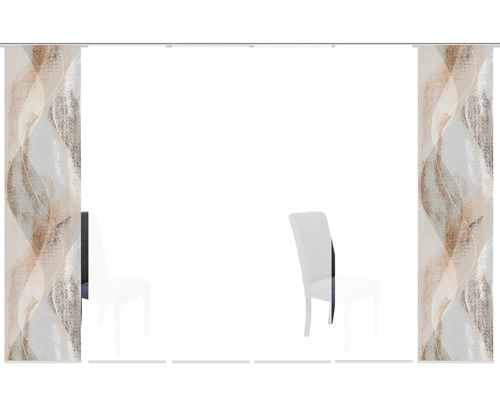 Aménagement intérieur avec rideaux coulissants et chaises