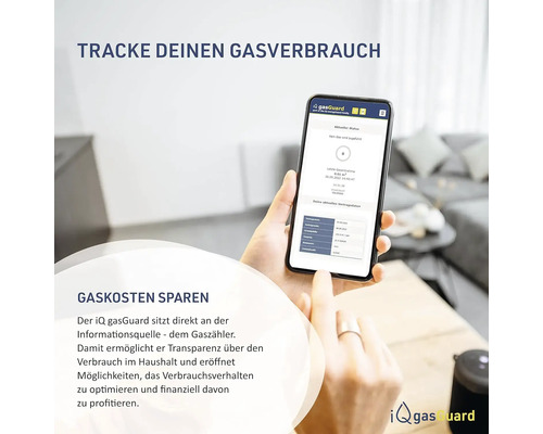 Une personne tient un smartphone avec l''application iQ gasGuard pour le suivi de la consommation de gaz.