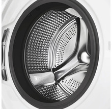 Vue intérieure d''un lave-linge avec tambour en acier inoxydable