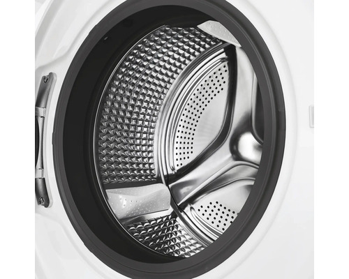 Vue intérieure d''un lave-linge avec tambour en acier inoxydable