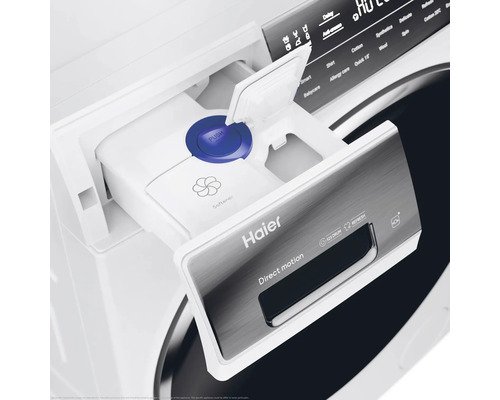 Machine à laver avec bac à lessive ouvert et logo Haier