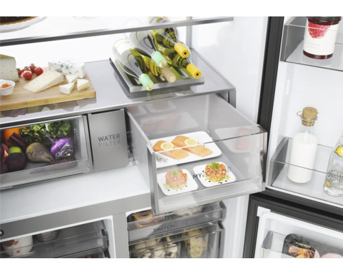 Innenansicht eines Kühlschranks mit Lebensmitteln in Fächern und Schubladen