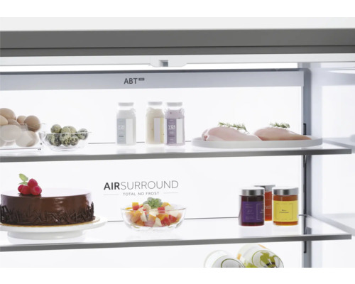 Innenansicht eines Kühlschranks mit verschiedenen Lebensmitteln auf den Regalen.