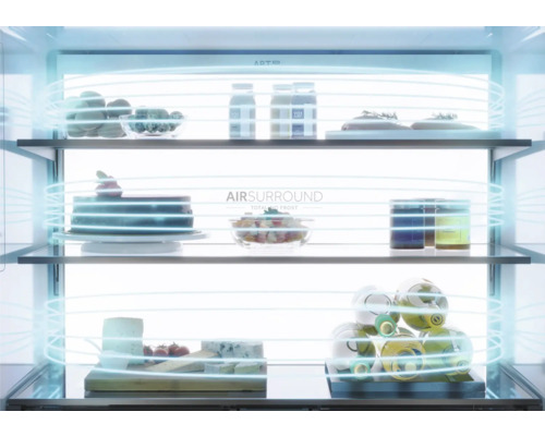 Innenraum eines Kühlschranks mit Lebensmitteln und Air Surround Technologie